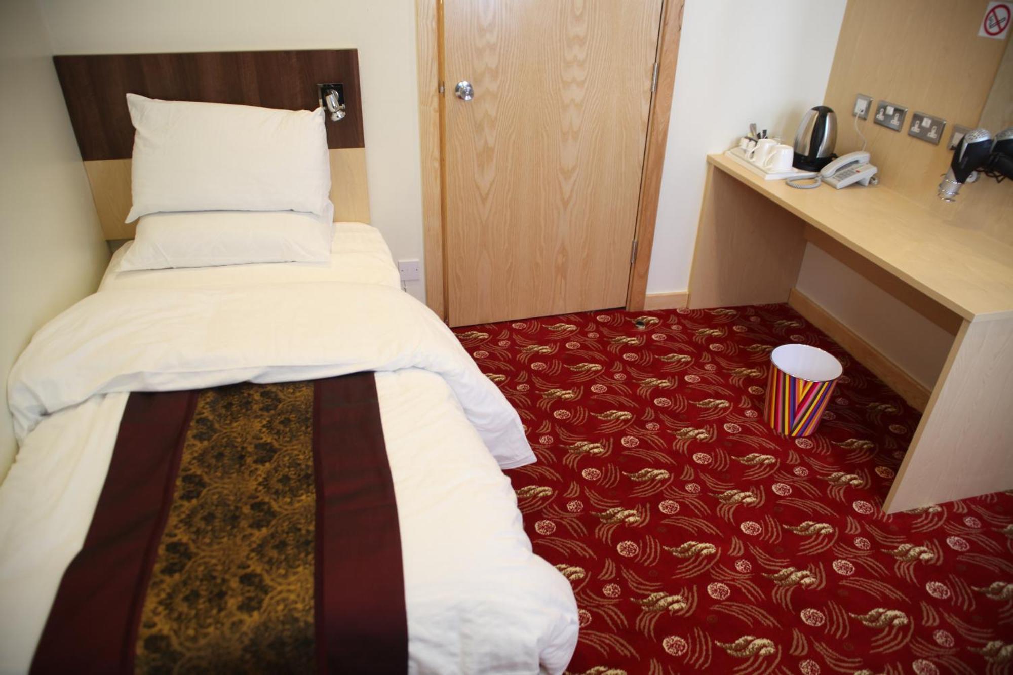 Cambridge Hotel Хаддерсфилд Номер фото