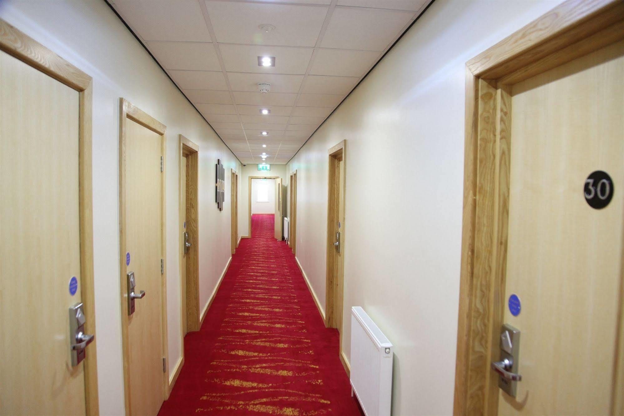 Cambridge Hotel Хаддерсфилд Экстерьер фото